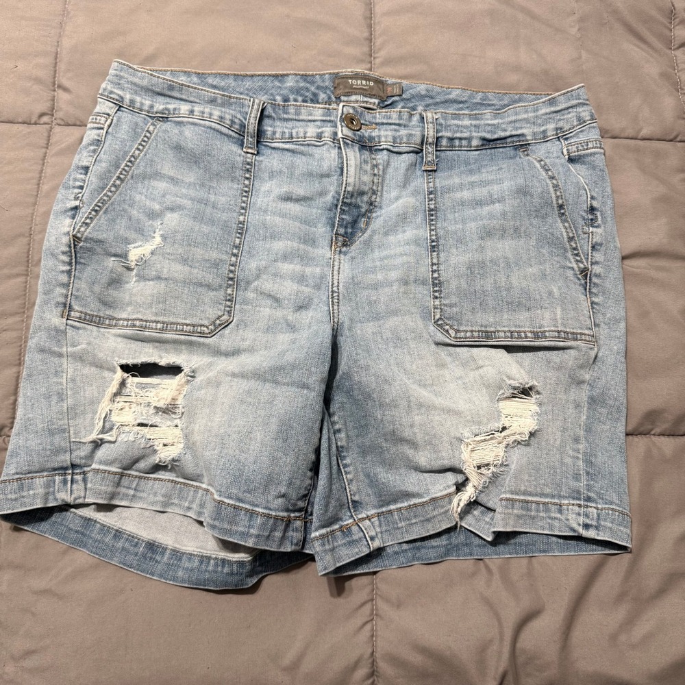 Torrid Womens Size 18 Light Wash Distressed Feel The Fit Denim Jean Shorts
